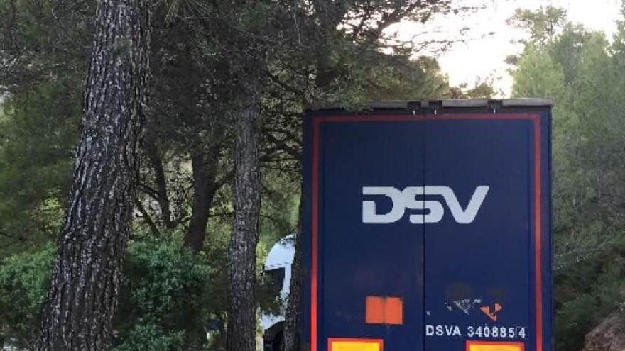 Una grúa intenta liberar al camión que bloquea la vía entre Llucena y Argelita