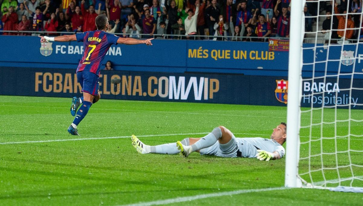 Ferran corre a celebrar uno de sus goles.