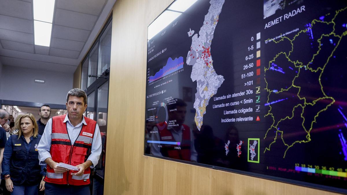 Carlos Mazón, la noche del 29 al 30 de octubre de 2024, en el Centro de Emergencias de l'Eliana.