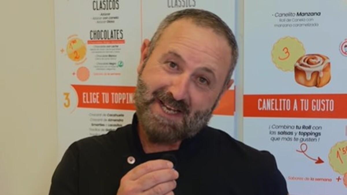 El propietario de Chuore, Moncho Pérez, en un fotograma del vídeo que ya se ha vuelto viral en Santiago
