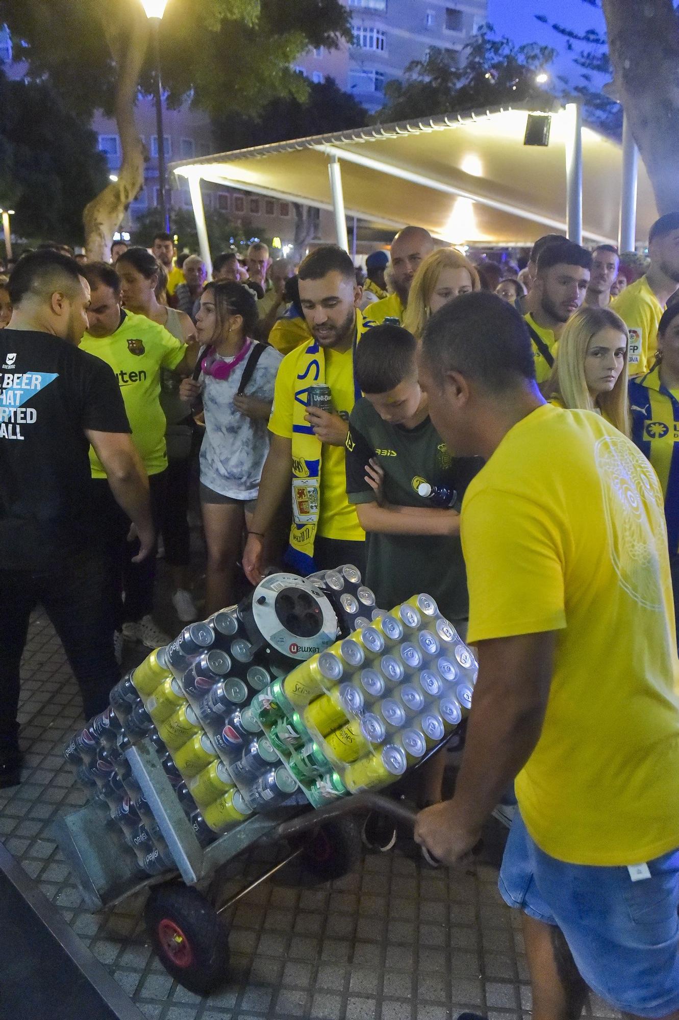 Ambiente en las terrazas de la Plaza de España durante el partido