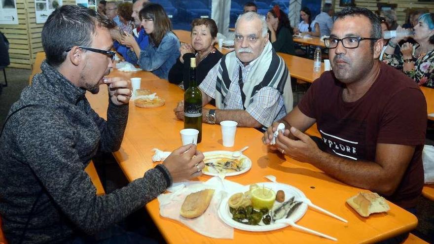 Unos visitantes degustan el producto en la carpa gastronómica. // Rafa Vázquez