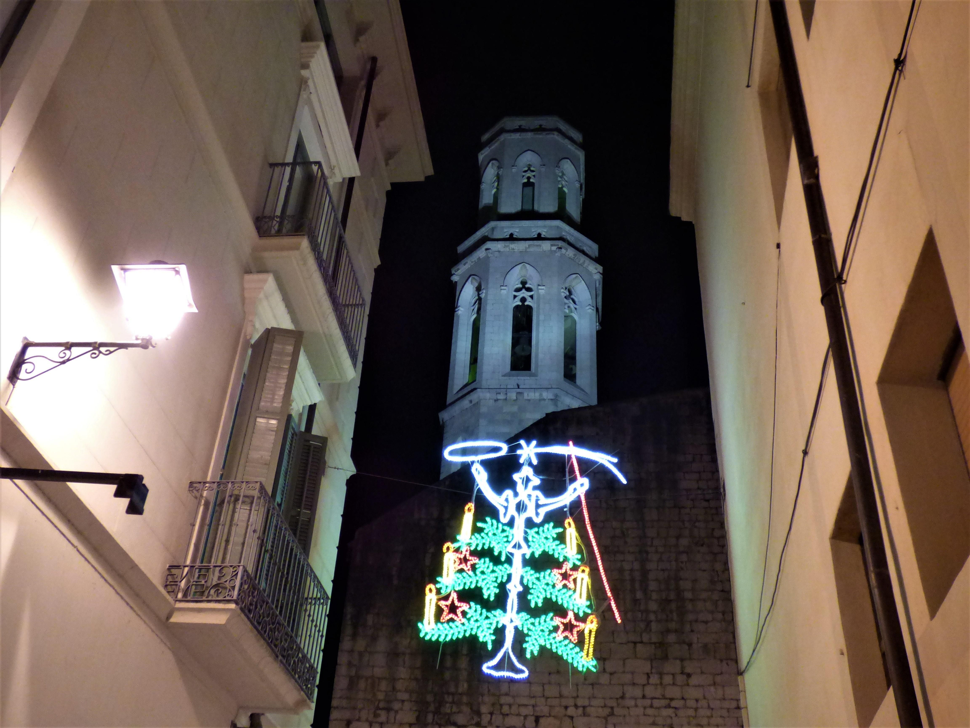 La màgia de Nadal s'encén a Figueres amb les llums dalinianes