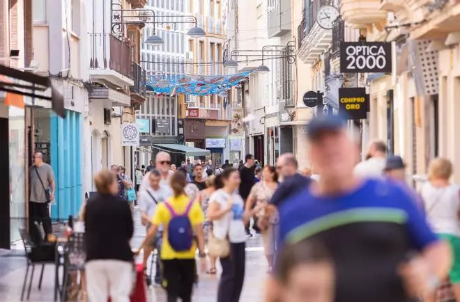 Empieza en Gandia la guerra comercial por abrir en verano los domingos y festivos