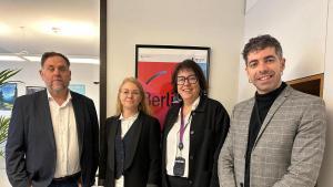 Junqueras, Diana Riba y Adrià Guevara (ERC) con la secretaria general de The Left, Maj Aslett-Rydbjerg.