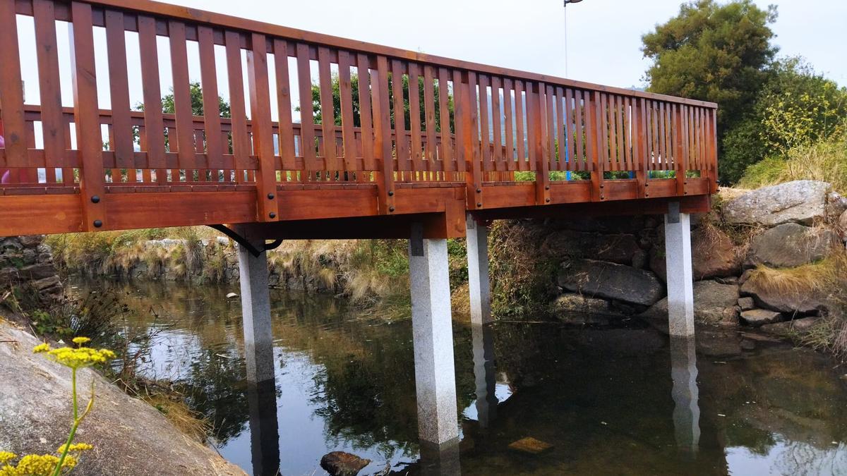 El puente de madera de A Ladeira, recién reforzado.