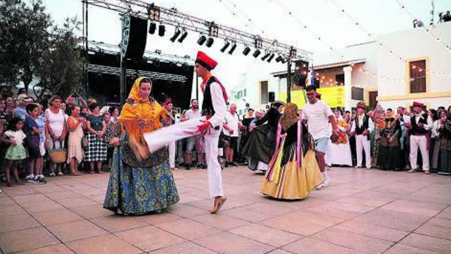 La exhibición de ball pagés se celebra en la plaza de la Constitució. | C.C.