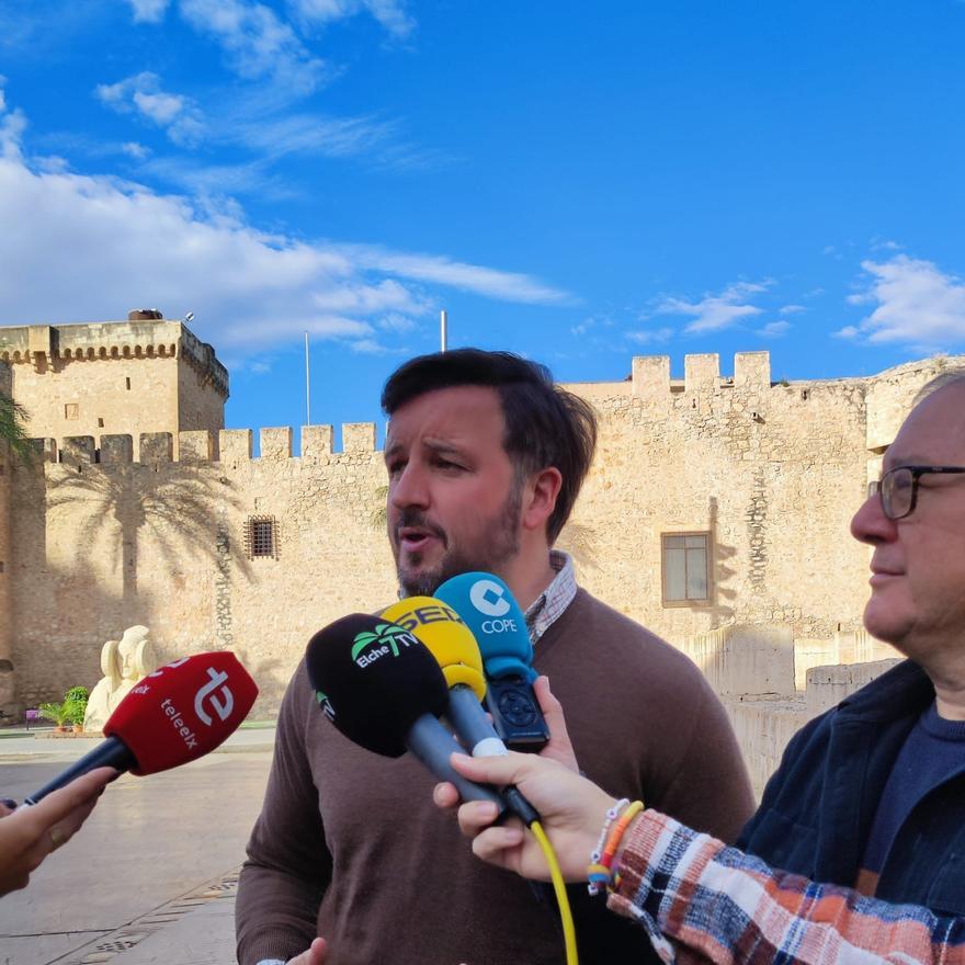 Pablo Ruz frente al MAHE durante la rueda de prensa en la que ha denunciado los planes para el museo