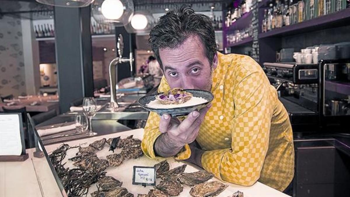 Adelf Morales, chef del Topik (València, 199) muestra su tartar de atún con ostras.