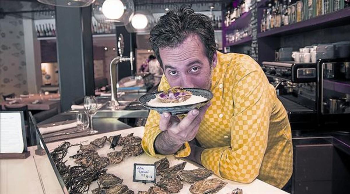 Adelf Morales, chef del Topik (València, 199) muestra su tartar de atún con ostras. Adelf Morales, chef del Topik (València, 199) muestra su tartar de atún con ostras.