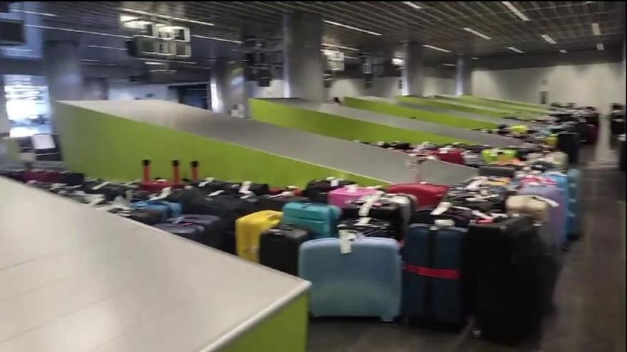 Continúan más de 4.500 maletas apiladas en el Aeropuerto de Gran Canaria