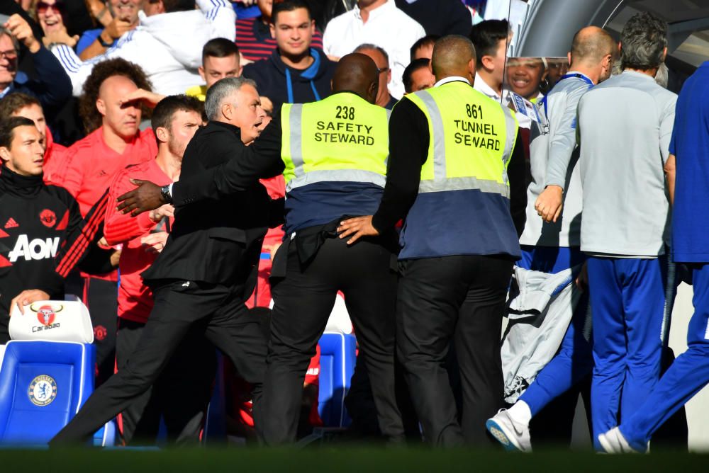 Mourinho se vuelve loco y es frenado por seguridad