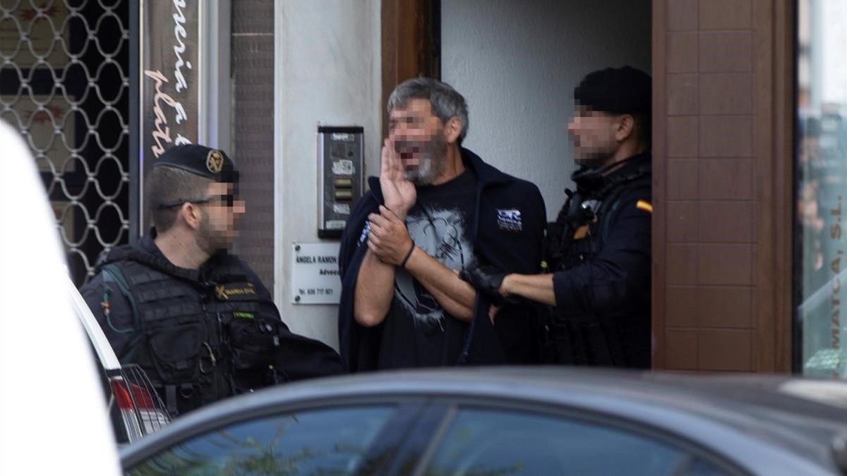 La Guardia Civil acompaña a uno de los detenidos durante un registro, el pasado 23 de septiembre.