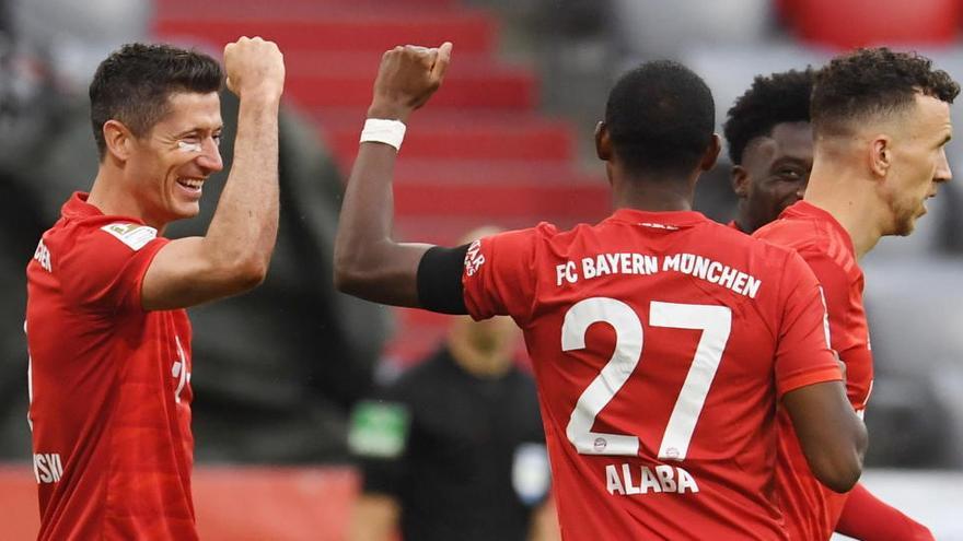 Lewandowski y Alaba celebran un gol del Bayern.