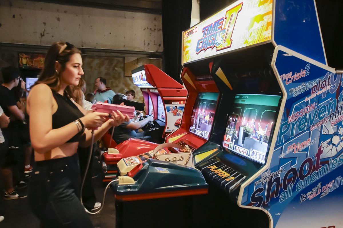Una chica juega a un videojuego en un evento 'gamer' en Zaragoza.