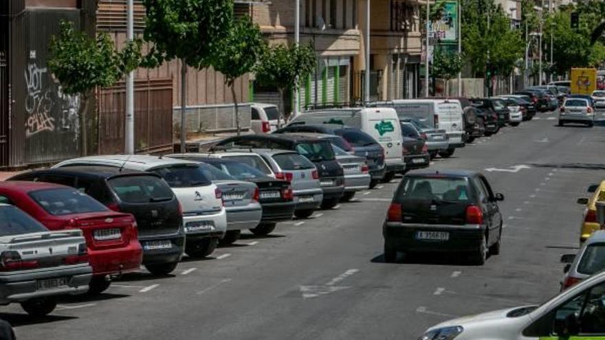 Un coche circula por la calle Antonio Machado entre dos señales contradictorias.