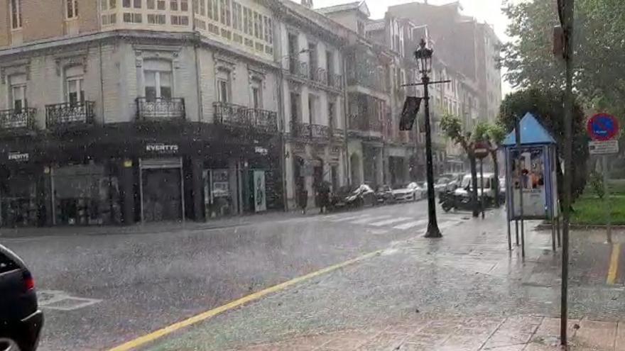 Tiempo en Asturias: Así fue la impresionante granizada que sorprendió a los vecinos de La Felguera este mediodía