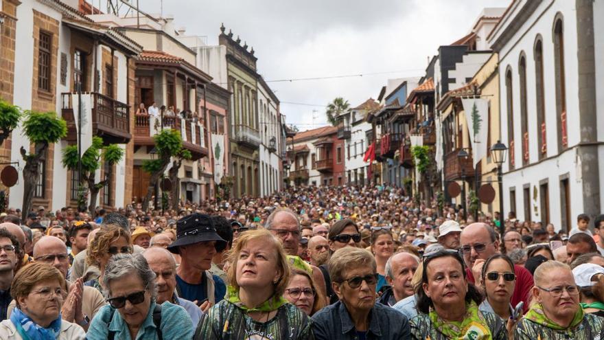 Pétalos, lágrimas y mimos a la Virgen del Pino tras 16 días infinitos