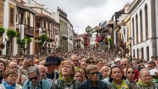 Pétalos, lágrimas y mimos a la Virgen del Pino tras 16 días infinitos