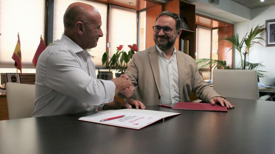 Socialistas e IU firman una alianza para combatir los planes de PP y Vox