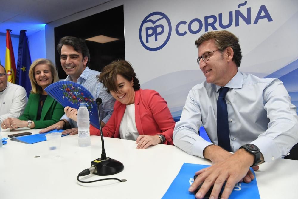 Además de reunirse con afiliados en la sede del partido, la candidata a la presidencia del PP se ha visto con el presidente de la Xunta y del PPdeG, Alberto Núñez Feijóo.