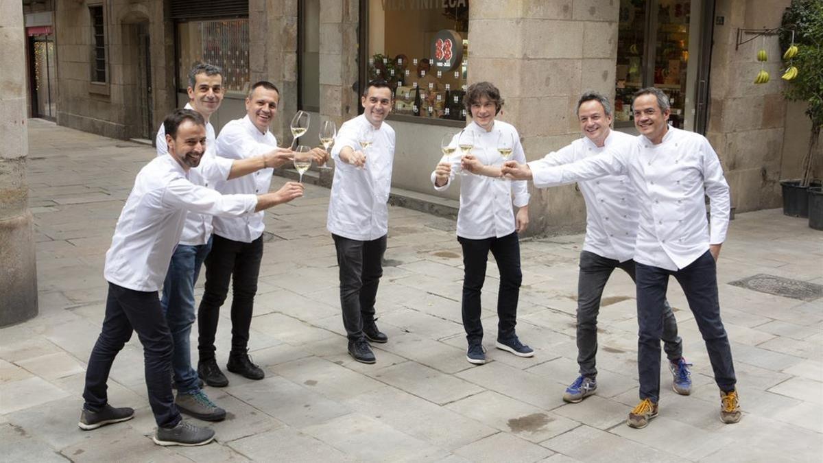 Los siete chefs de La Cuina de les estrelles hacen un brindis, este lunes en el Born.