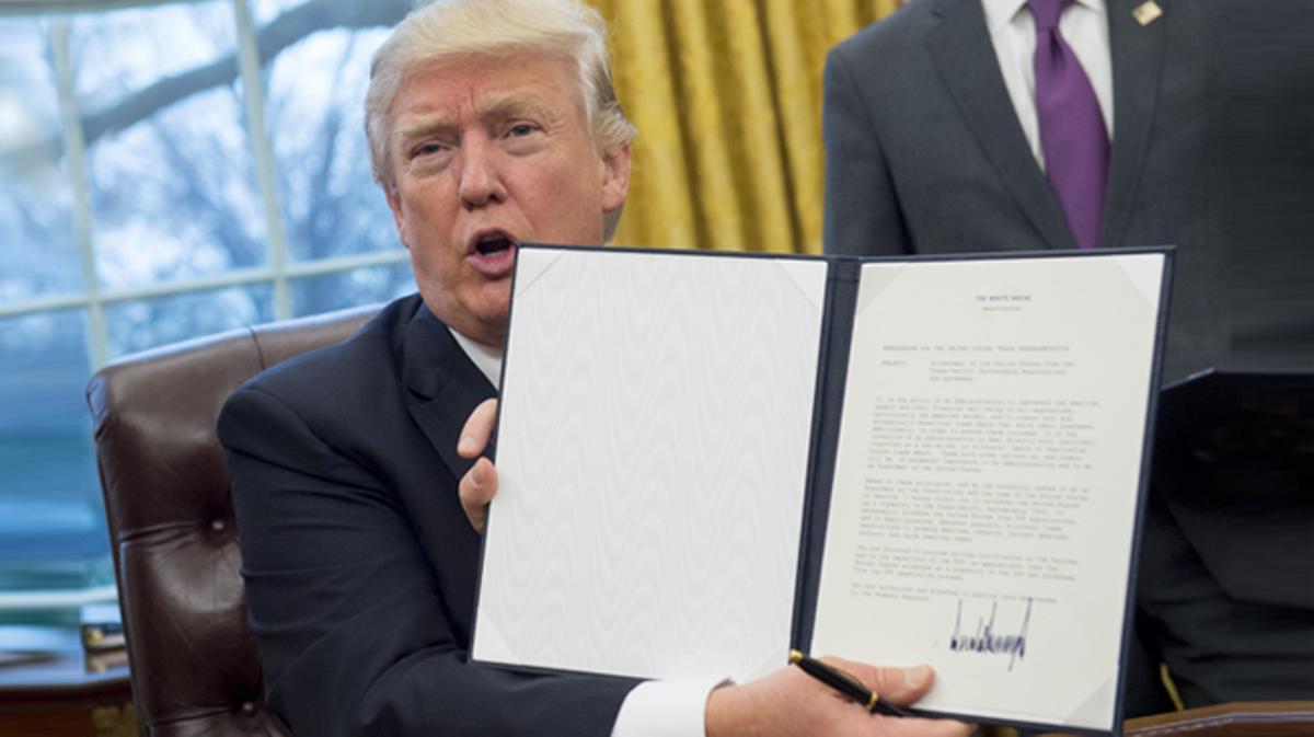 Trump firma la retirada de EE.UU en el tratado de libre comercio transpacífico (TPP).