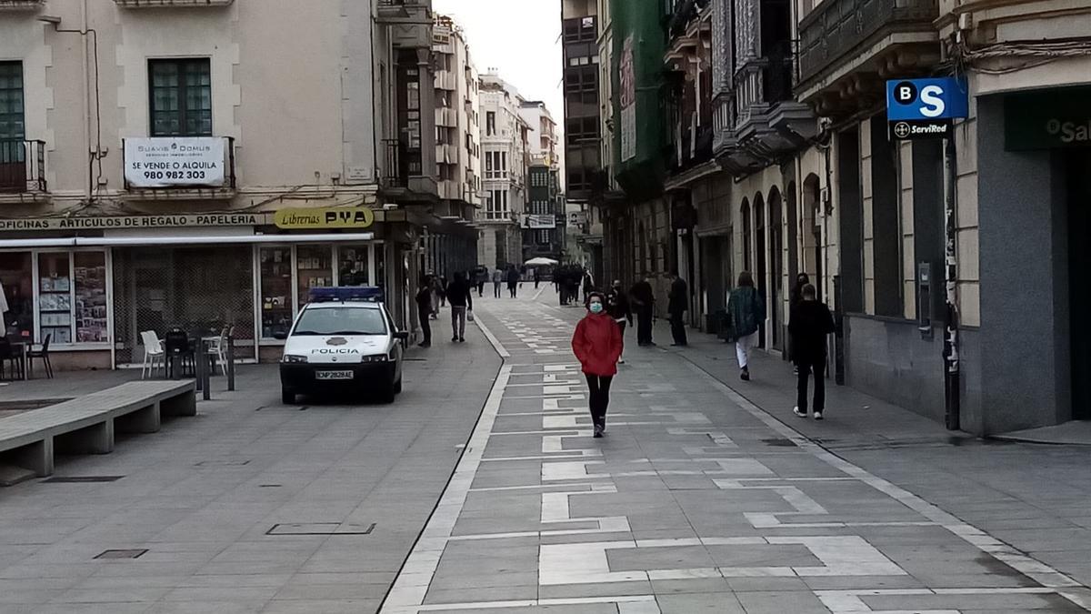 La Policía Nacional, en la tienda donde ha tenido lugar el robo.