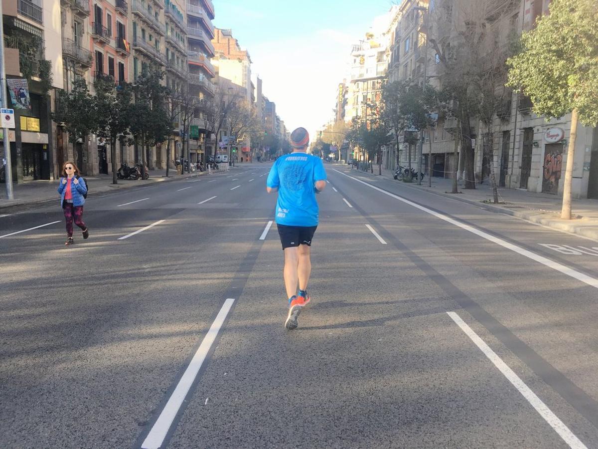 Un ’runner’ corre por la calle de Aragó, el domingo sin coches.