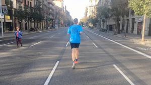 Un ’runner’ corre por la calle de Aragó, el domingo sin coches.