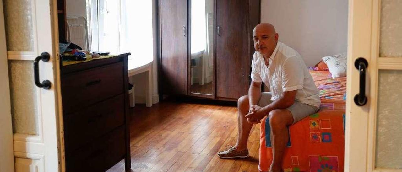 Miguel Campo, en la habitación en la que vive desde hace dos meses por 250 euros de alquiler.