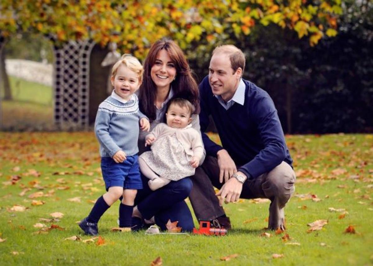 El príncipe George en la foto familiar, con jersey azul