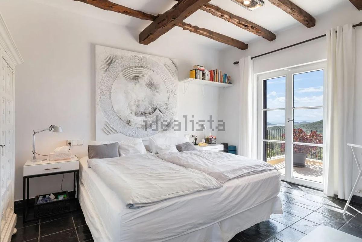 Una villa del siglo XVIII con una campana de capilla original sale a la venta en Ibiza
