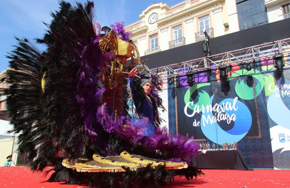 Las familias y los niños disfrazados toman las calles del centro de Málaga el primer domingo de Carnaval.