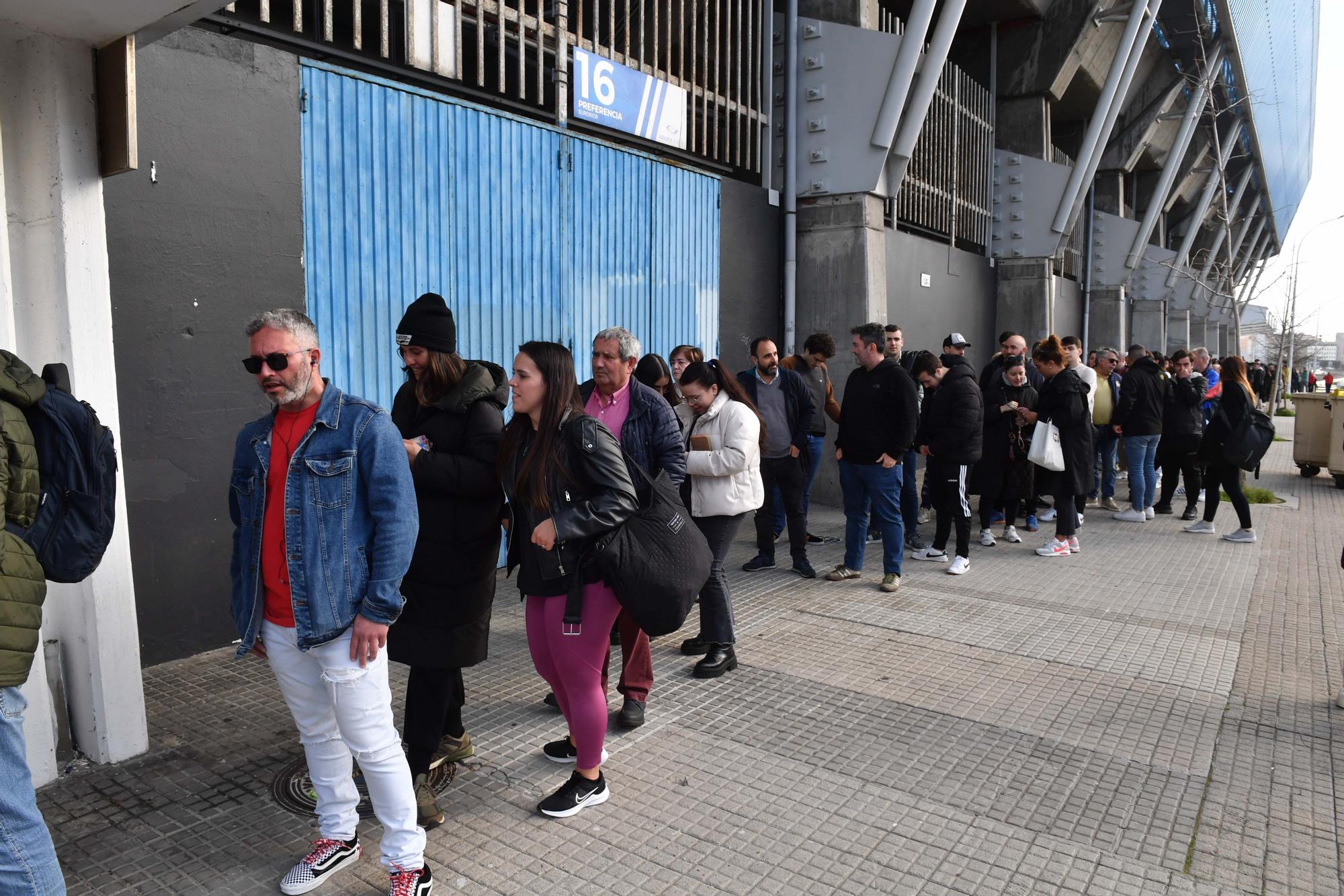 Colas de aficionados en Riazor por las entradas para la visita del Dépor al Unionistas