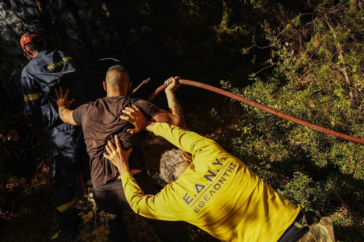 Dos grandes incencios cerca de Atenas obligan a evacuar a miles de personas