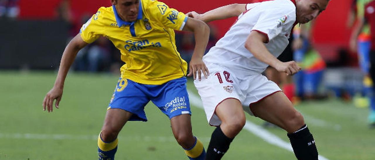 Mateo García, jugador de la UD Las Palmas, presiona a Samir Nasri, del Sevilla, durante el duelo del sábado en el Sánchez Pizjuán.