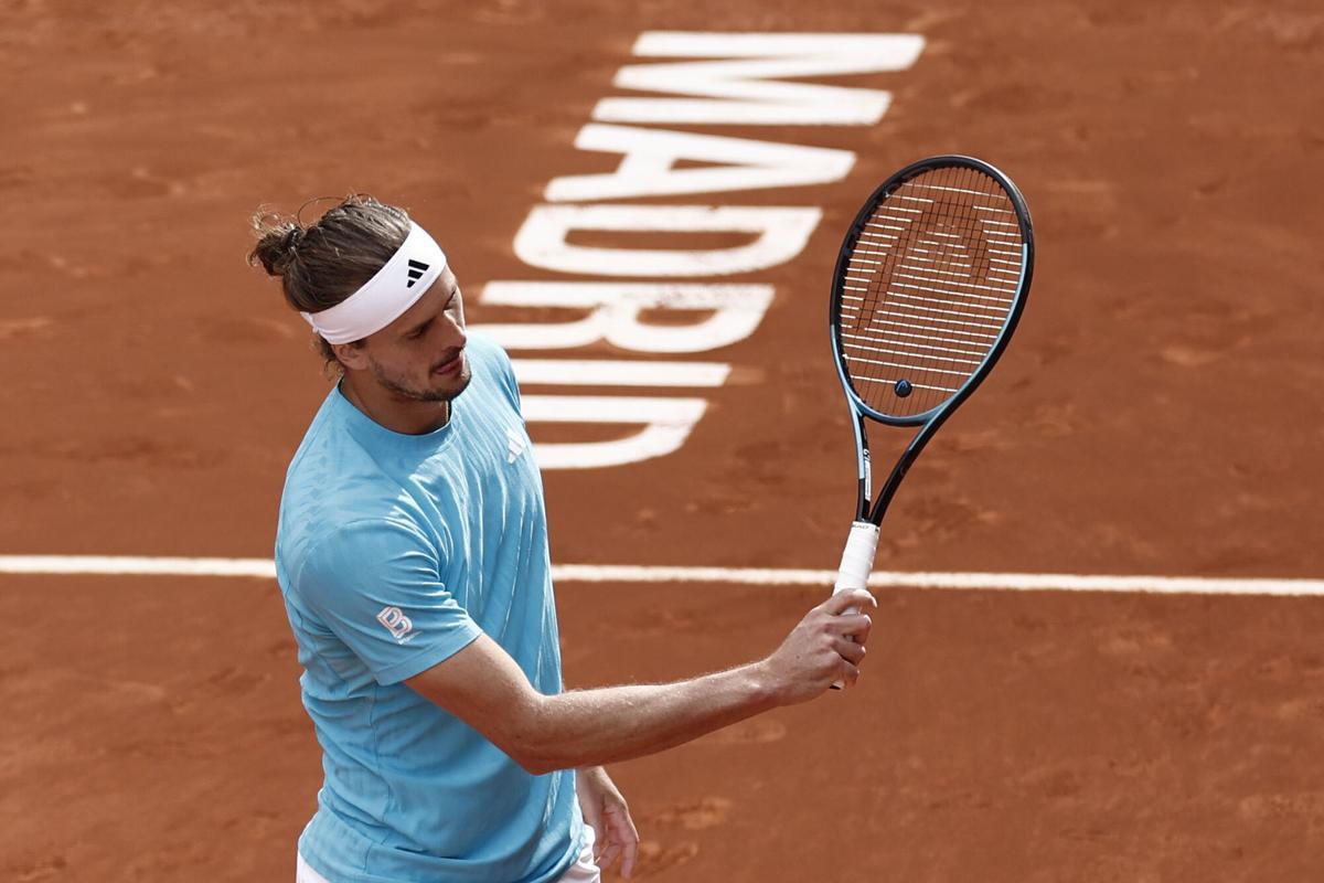 El tenista alemán Alexander Zverev reacciona tras perder frente al tenista italiano Jannik Sinner, durante el partido de la final individual masculino del torneo Mutua Madrid Open de tenis, este domingo en la Caja Mágica en Madrid.