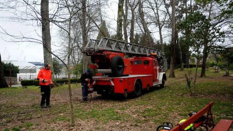 El camión de Emergencias en el parque de O Castriño. // Iñaki Abella