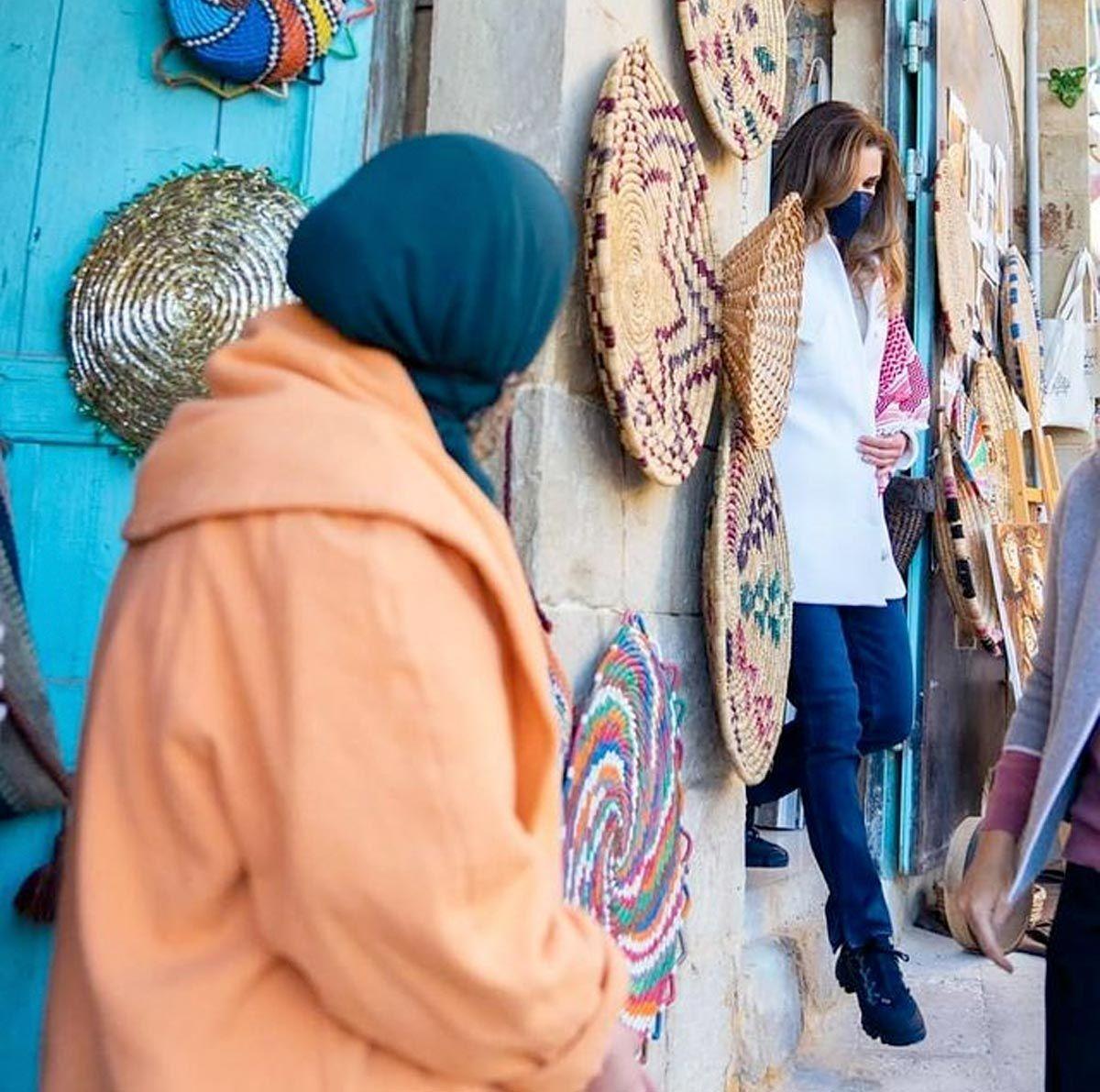 Rania de Jordania en su primer compromiso del 2022 con vaqueros 'split' y zapatillas de Dior