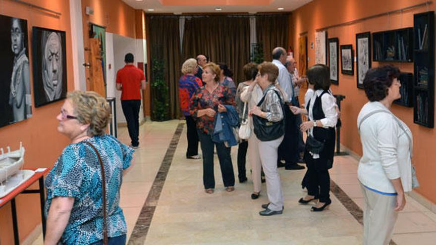 Asistentes a la exposición en el Palacio de Congresos de Estepona.