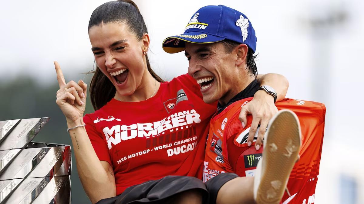 Marc Márquez y su pareja, Gemma Pinto, celebran la victoria del de Cervera en el campeonato de MtotGP.