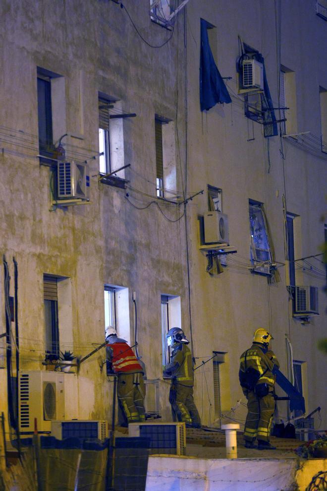 Emergencias trata de localizar a tres vecinos del edificio derrumbado en Badalona