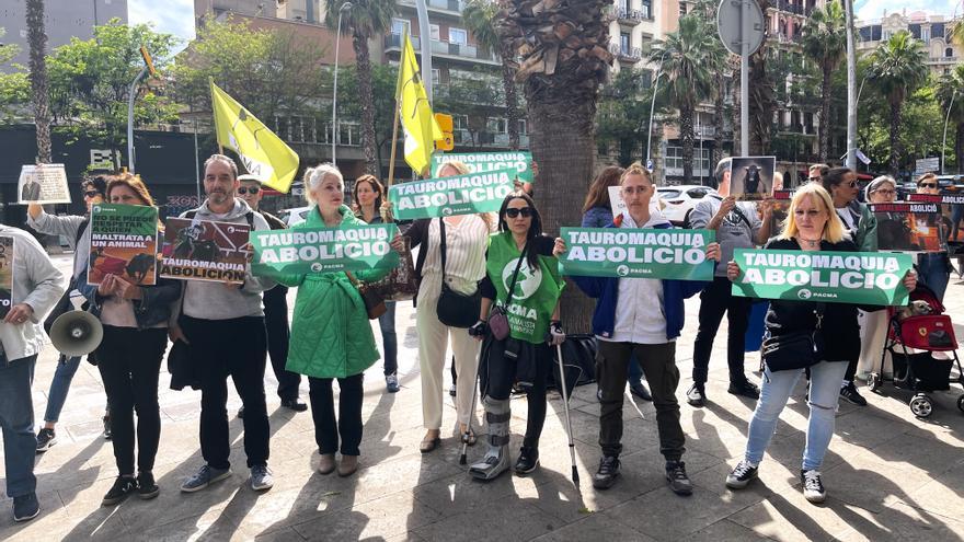 Protesta davant la Monumental de Barcelona contra la festa pel Dia Internacional de la Tauromàquia