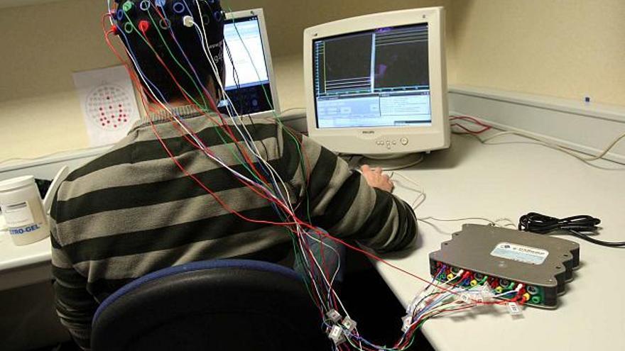 Un momento de la demostración ayer del manejo del ordenador e Internet a través de la actividad cerebral a partir de un gorro con una serie de electrodos conectados
