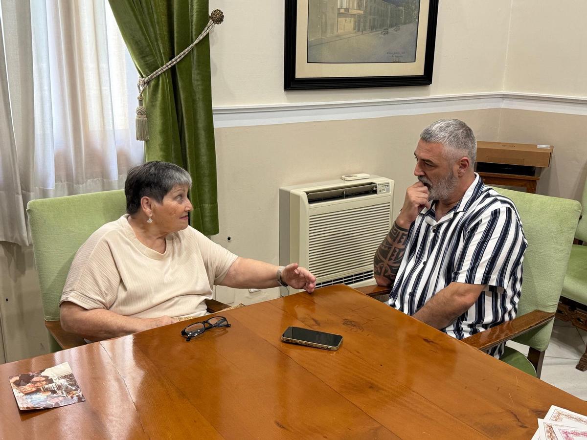 Manuela Martínez, que ha custodiado la documentación de Cuevas, en el momento de la donación al regidor.
