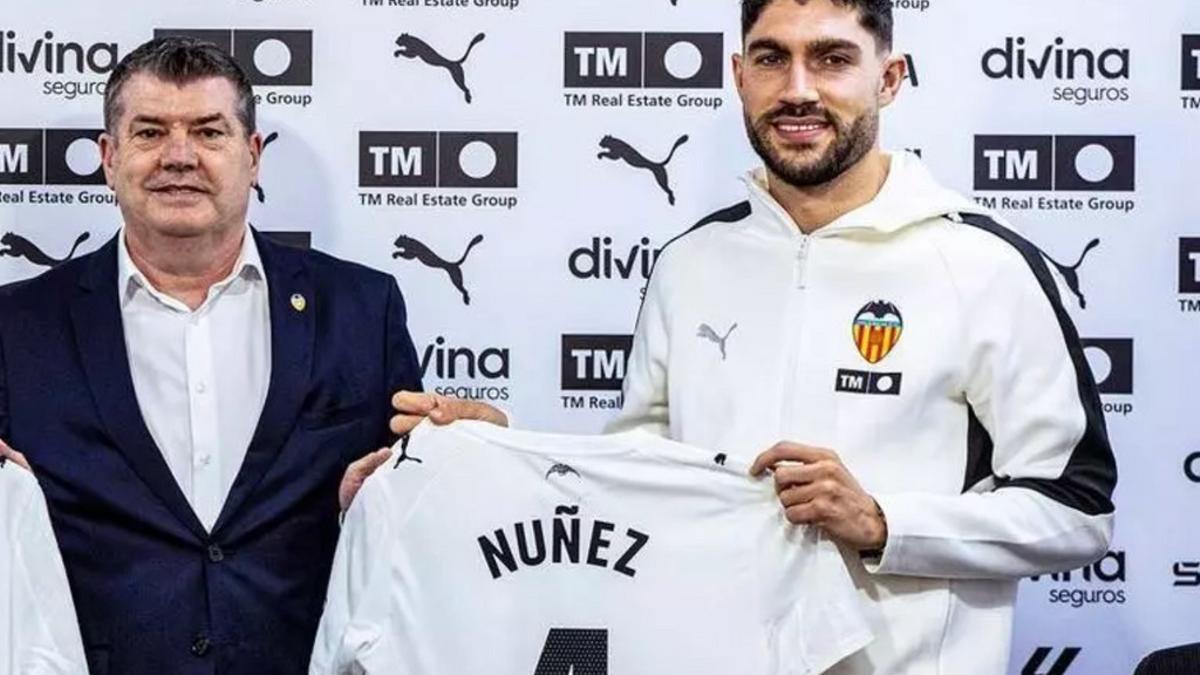 Gourlay y Unai Núñez, en la presentación como nuevo jugador del VCF del central nacido en Sestao