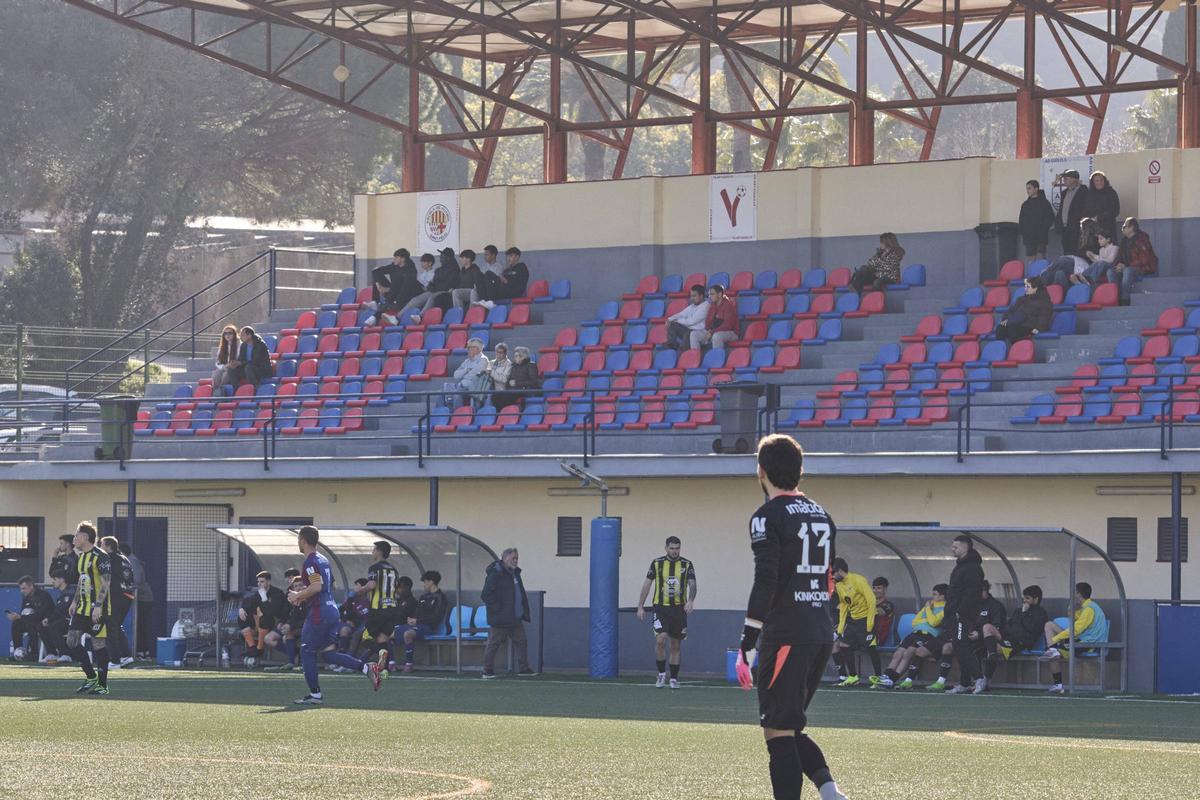 L’estadi del Sant Feliu de Guíxols, amb pocs espectadors, el passat mes de febrer.