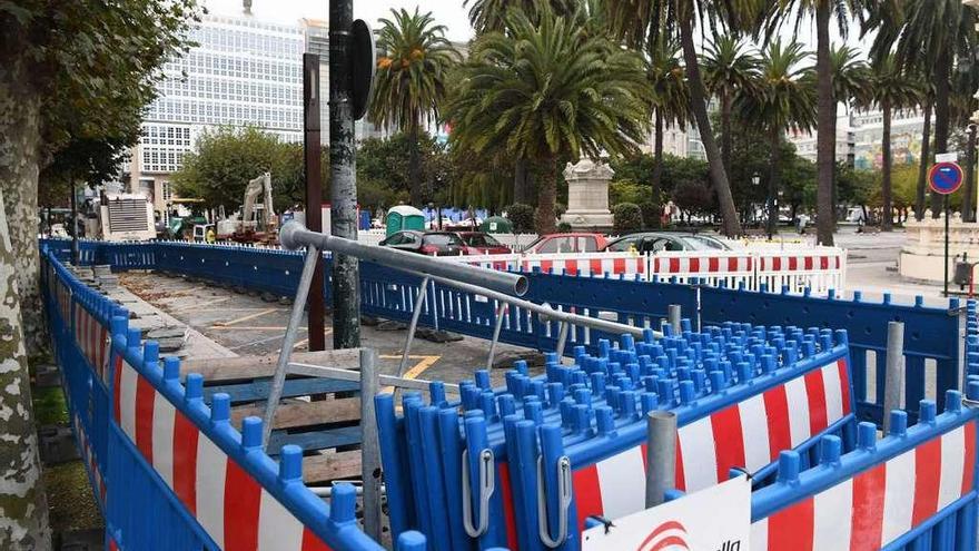 Entrejardines, ayer, donde la Xunta ha comenzado a instalar la marquesina de la parada del bus interurbano.