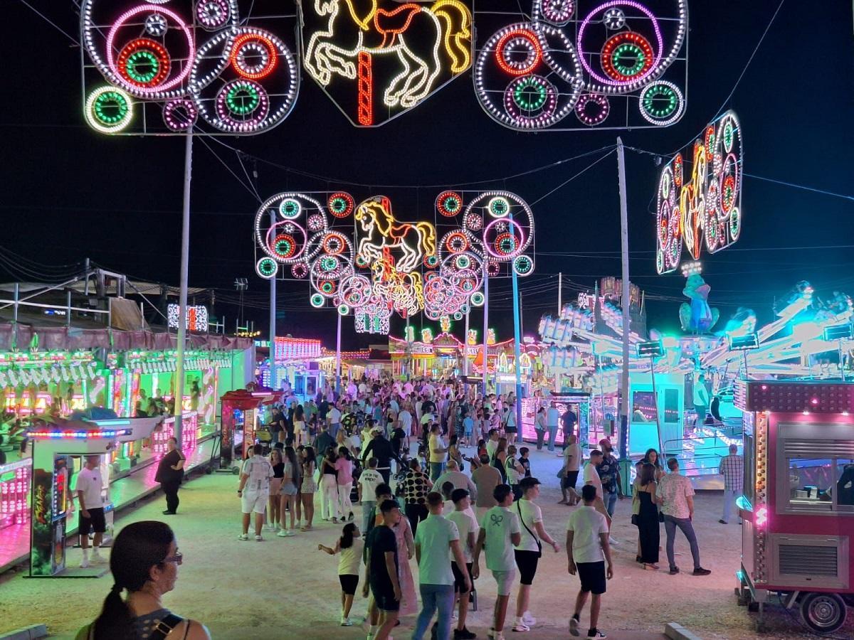 Ambiente nocturno en el recinto ferial de Puente Genil.